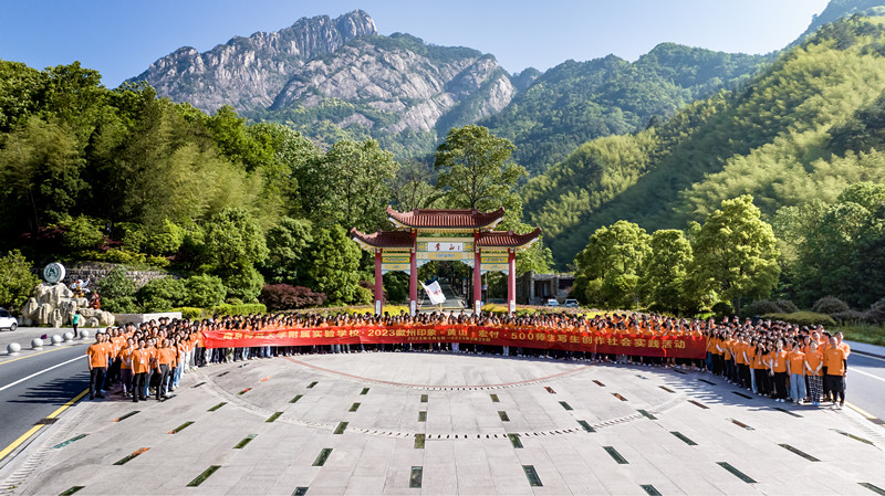 丹青寫山水妙筆繪青春  黃山風(fēng)景區(qū)迎來(lái)寫生研學(xué)大團(tuán)