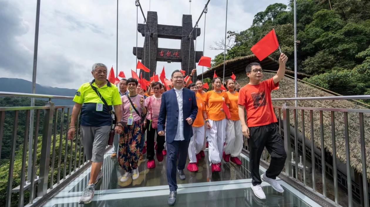 港車北上助推廣東旅遊  張明敏雲(yún)端唱響《我的中國(guó)心》