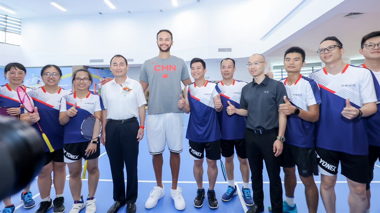 深圳平湖文體中心揭幕啟用  NBA球員李凱爾返鄉(xiāng)贈球