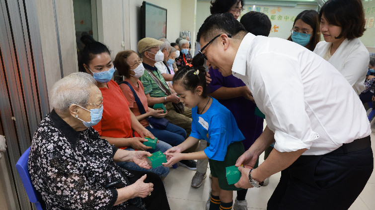 鄧炳強訪長者中心贈月餅 特別為少數(shù)族裔學生準備清真月餅