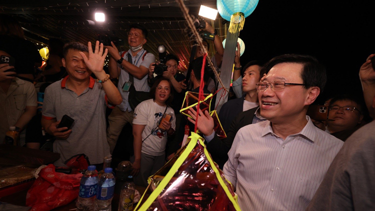 李家超：夜市氣氛熱烈 街坊感滿意