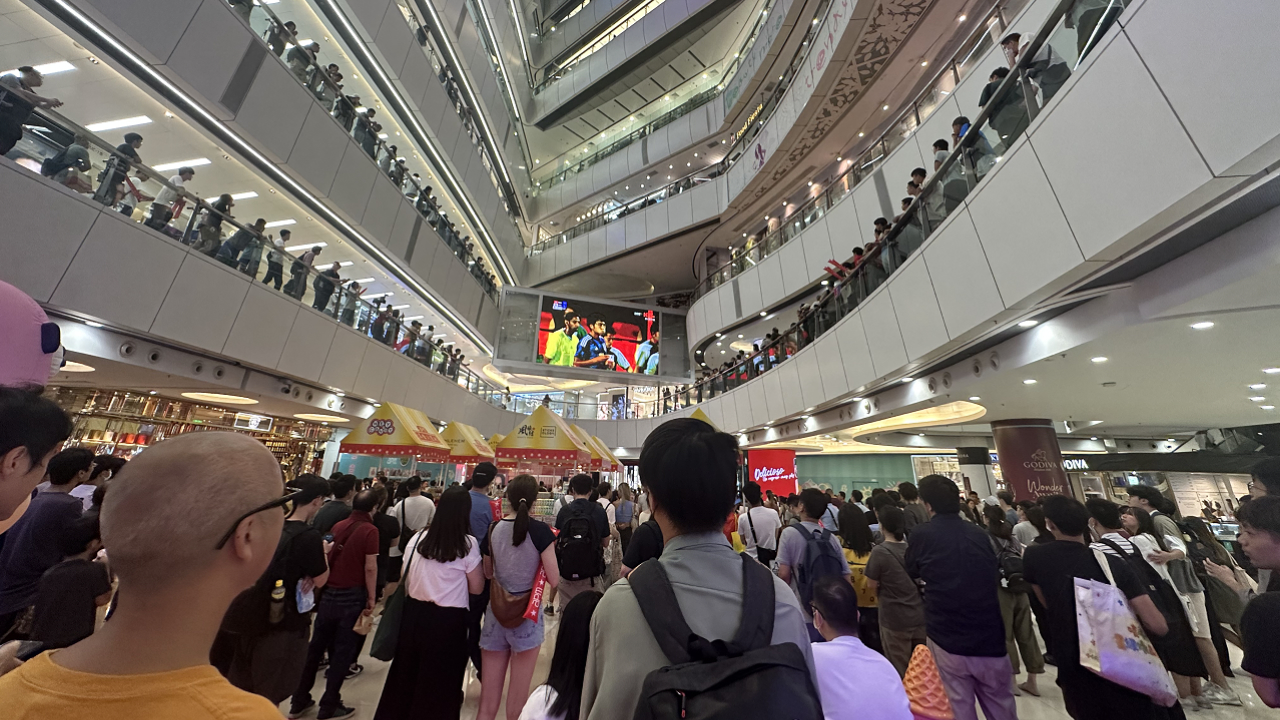 圖集 | 大批香港市民在商場為港隊(duì)打氣