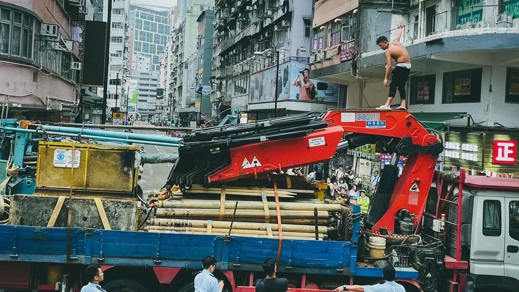 旺角亞皆老街赤膊男危站吊臂車(chē) 往大角咀方向全線(xiàn)封閉