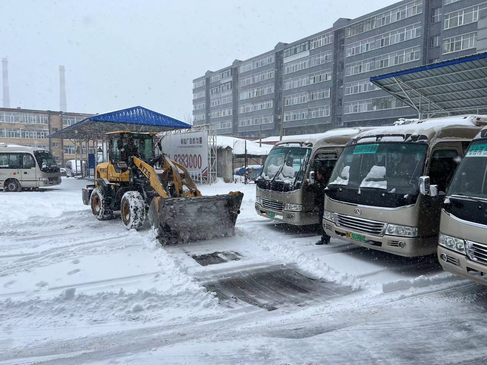 黑龍江七臺河連夜清雪保暢通