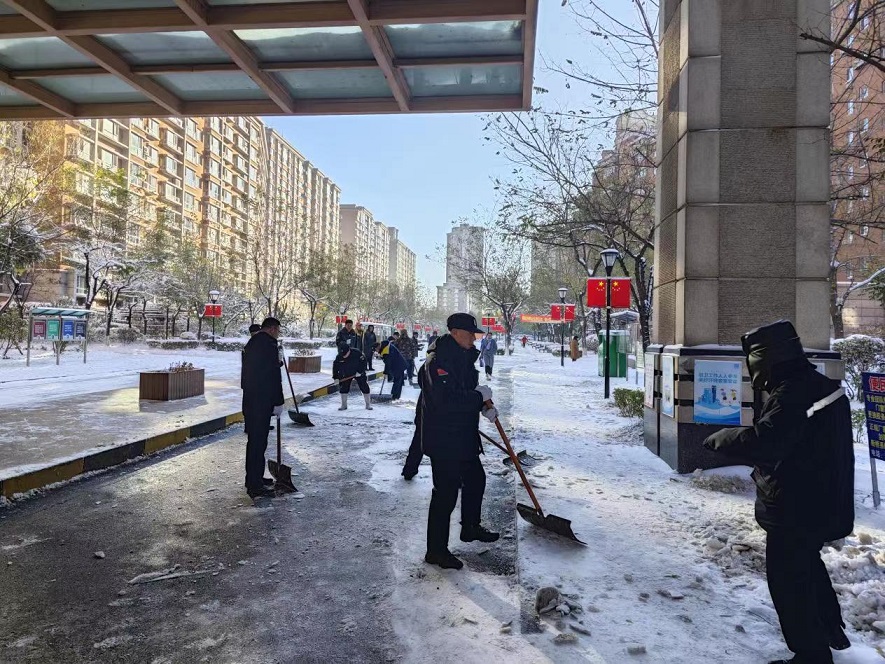 浴「雪」而戰(zhàn) 保暢護(hù)行 瀋陽(yáng)鐵西區(qū)為居民掃出「平安路」