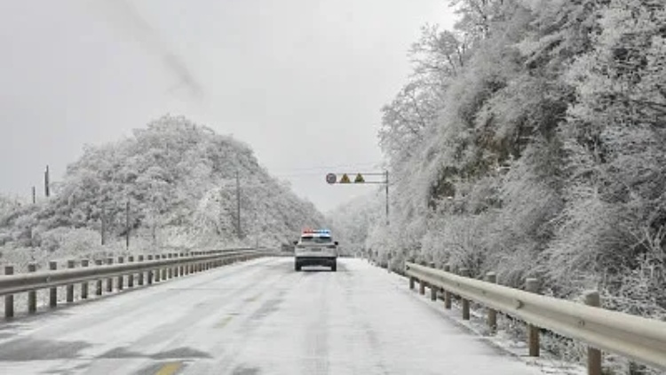 受低溫雨雪冰凍影響 9省區(qū)境內(nèi)32個路段封閉