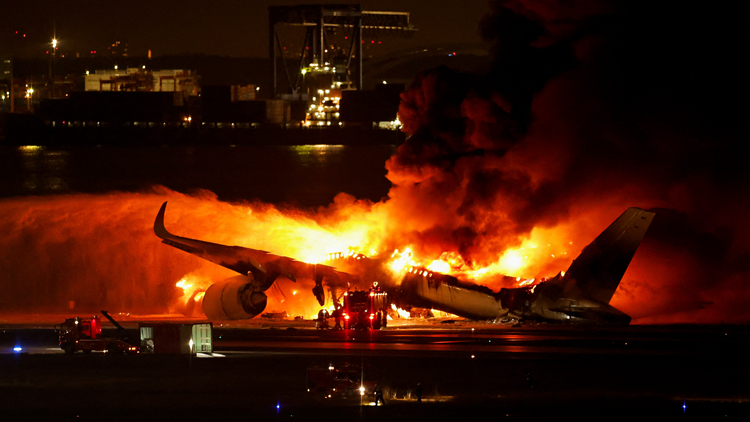 日航客機(jī)與海上保安廳飛機(jī)相撞爆炸起火 機(jī)上379人已安全撤離