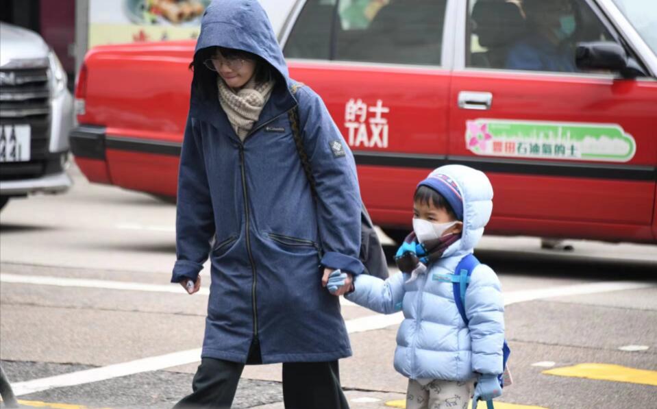 圖集 | 市區(qū)溫度降至6度 香港市民頂著嚴(yán)寒出行 