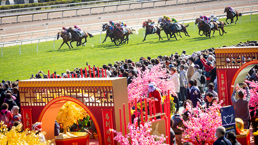 初三「農(nóng)曆新年賽馬日」節(jié)目精彩 入場(chǎng)獲贈(zèng)「招財(cái)筆」 抽獎(jiǎng)贏包金擺件