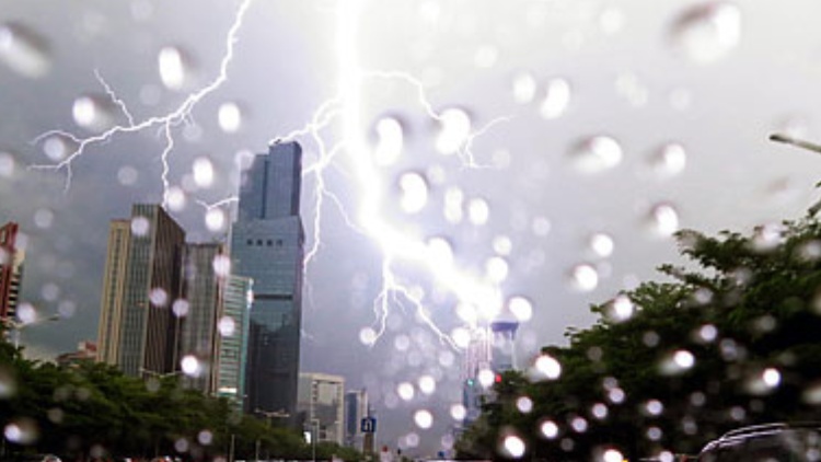 「風雨雷電」今夜登場！深圳今年首場強對流天氣或?qū)⑸涎? title=