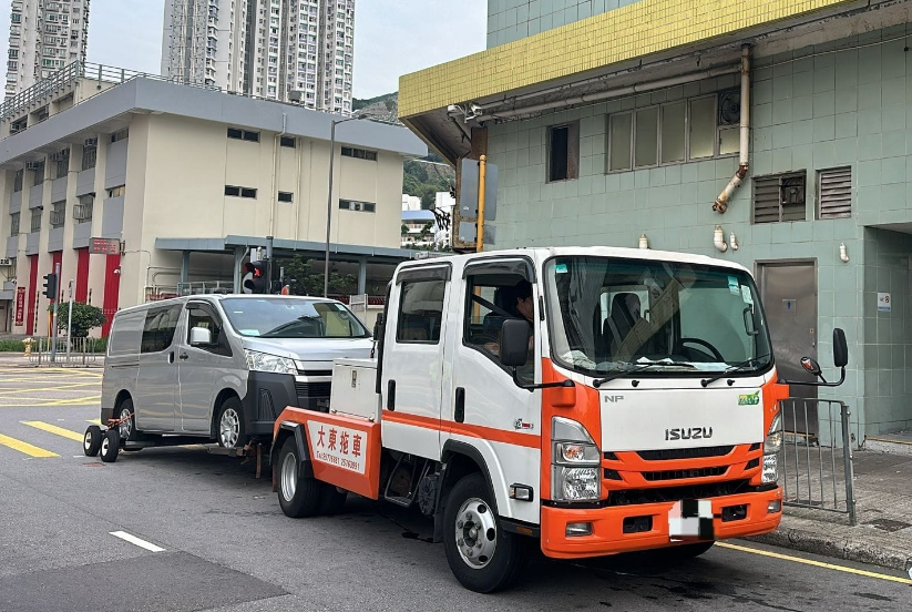 警方打擊交通違例 發(fā)近2000張告票拘一男