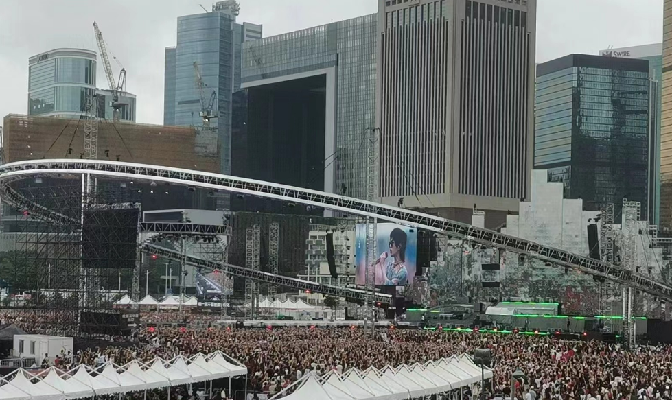 有片丨華晨宇「火星樂園」香港站唱爆中環(huán) 一連三日風雨不改 維港旁與六萬歌迷共賞日落