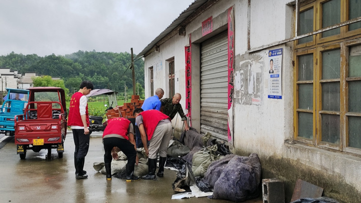 【黃山防汛救災(zāi)見(jiàn)聞錄】黟縣漁亭鎮(zhèn)：暴雨如注沖在前 「好人」凌鵬顯擔(dān)當(dāng)