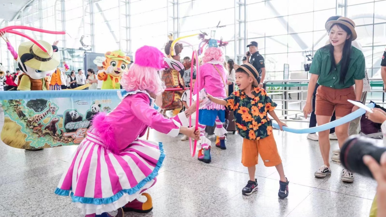 有片∣航空+文旅助力羊城「出圈」 白雲(yún)機(jī)場舉辦「動物派對」