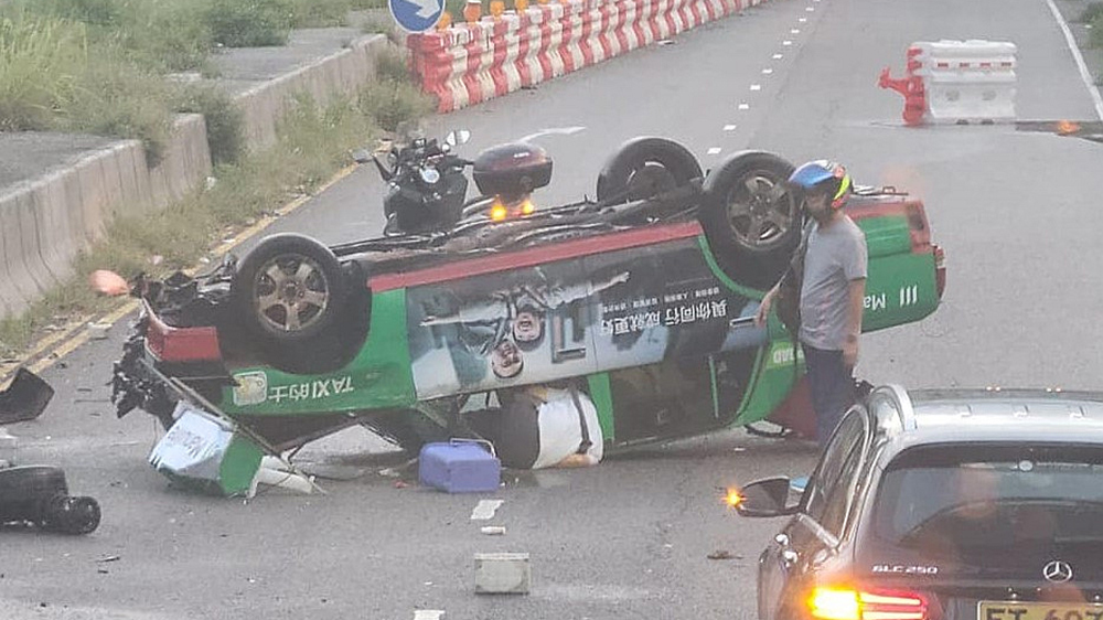 的士葵涌道撼壆翻車司機(jī)被困 巴士車窗被碎片擊中兩乘客傷 