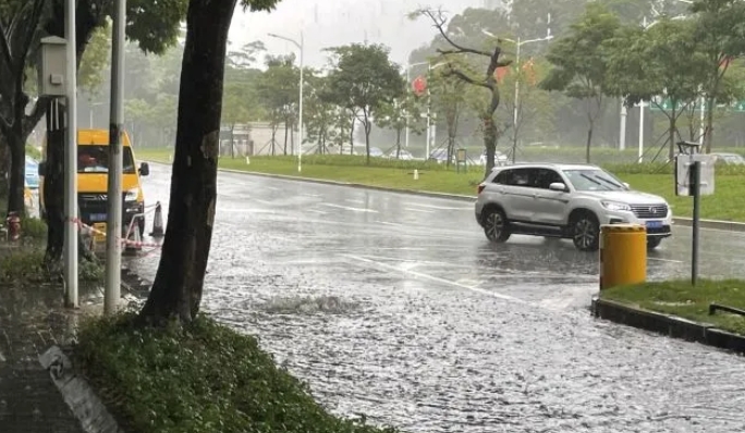 深圳市多區(qū)暴雨黃色預(yù)警信號(hào)升級(jí)為橙色 全市進(jìn)入暴雨防禦狀態(tài)