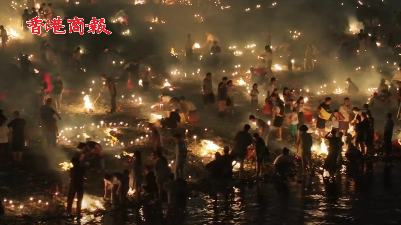 有片丨貴州中元節(jié)震撼場面 民眾在指定區(qū)域燒紙祭親人 地上燃起「一片星空」