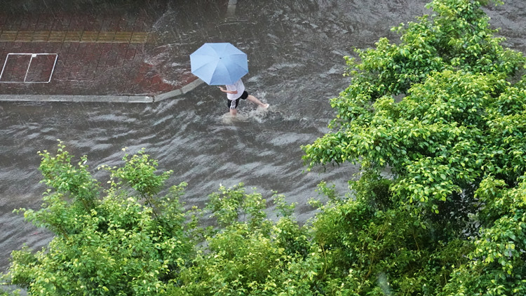 廣州暴雨來(lái)襲 多條道路嚴(yán)重積水