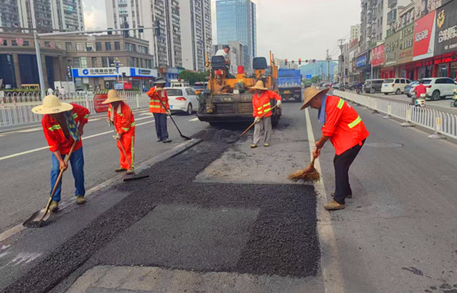 守護公眾美好出行   皖歙縣「公路橙」鏖戰(zhàn)「秋老虎」