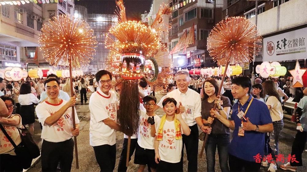 多圖｜大坑舞火龍一連3晚舉行 少年團(tuán)舞動(dòng)LED小火龍助慶