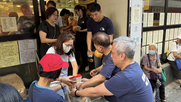 多圖｜紀律部隊義工服務隊中秋送暖 向北角基層及長者派月餅及生果