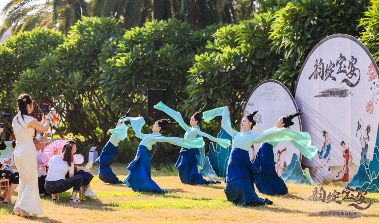 非遺獻(xiàn)華誕——深圳寶安濱海廊橋非遺旗袍漢服秀精彩上演