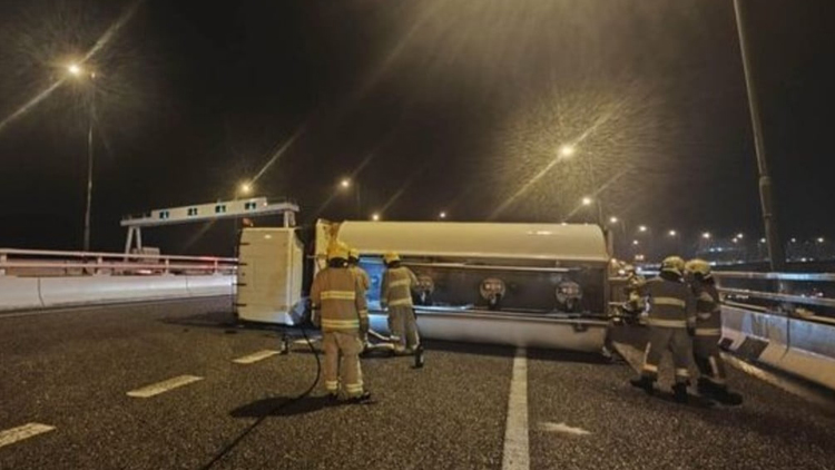 青沙公路有運油車失控翻側(cè) 司機受傷