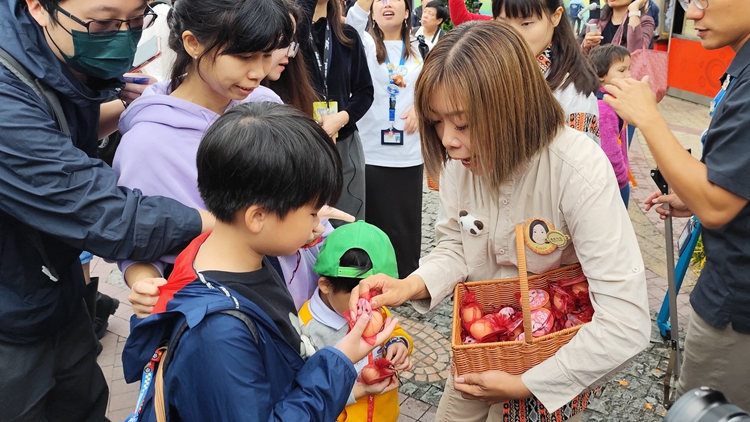 有片｜大熊貓龍鳳胎百日 海洋公園大派豬腳薑醋紅雞蛋 大批市民旅客入園慶賀