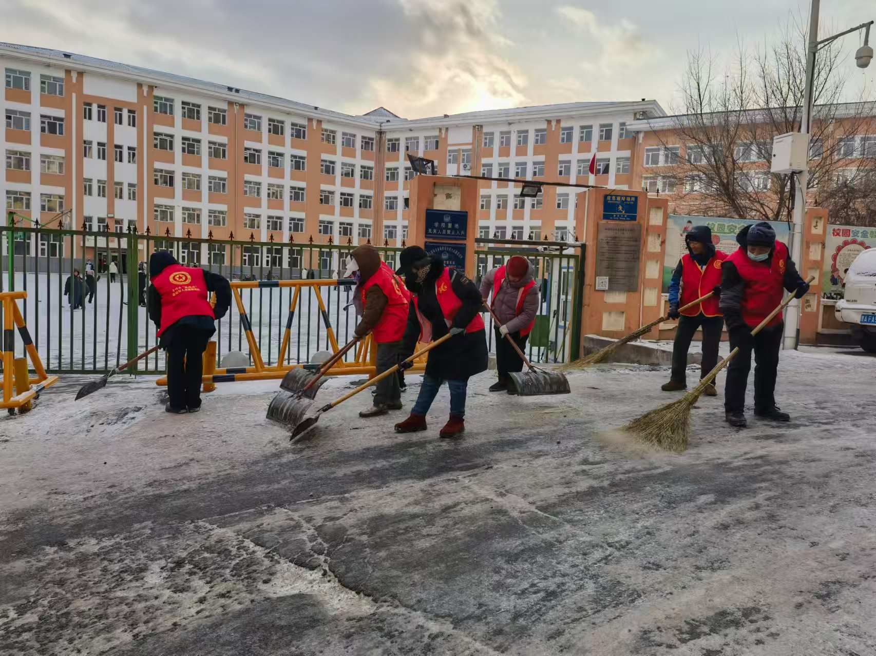 哈市香坊區(qū)大慶路街道辦事處組織清雪工作 確保居民冬季出行安全