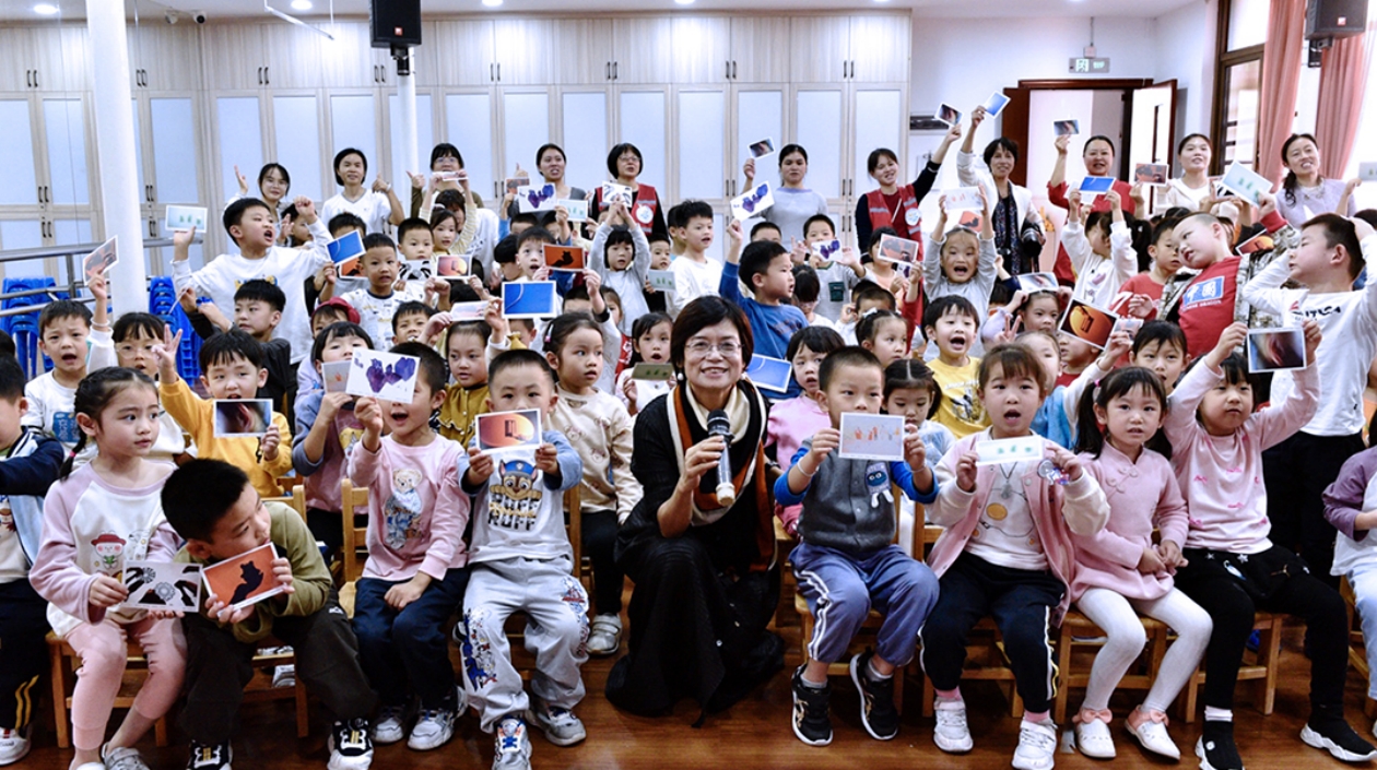 國際志願者日 珠?！缚扉T無聲校園公益行」走進幼兒園