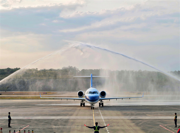 2、南航ARJ21飛機(jī)“過水門”儀式.jpg