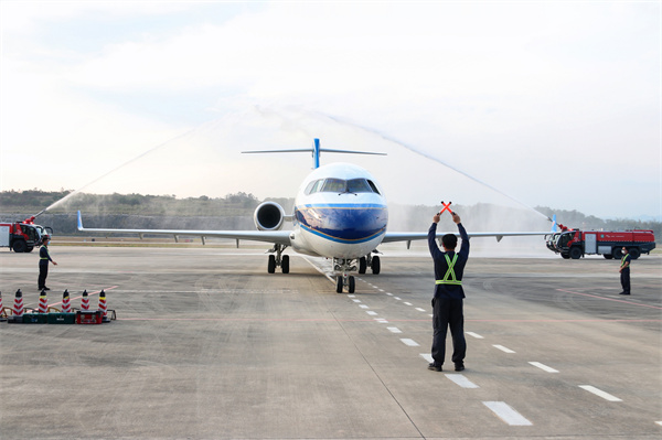 3、南航ARJ21飛機(jī)“過水門”儀式.jpg