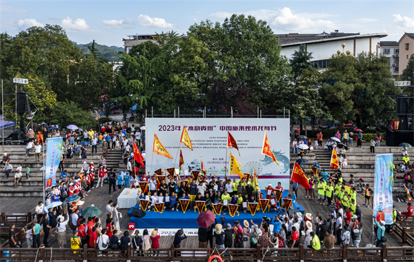 頒獎合影（2023年“水韻貴州”中國施秉獨木龍舟節(jié)組委會供圖）.jpg