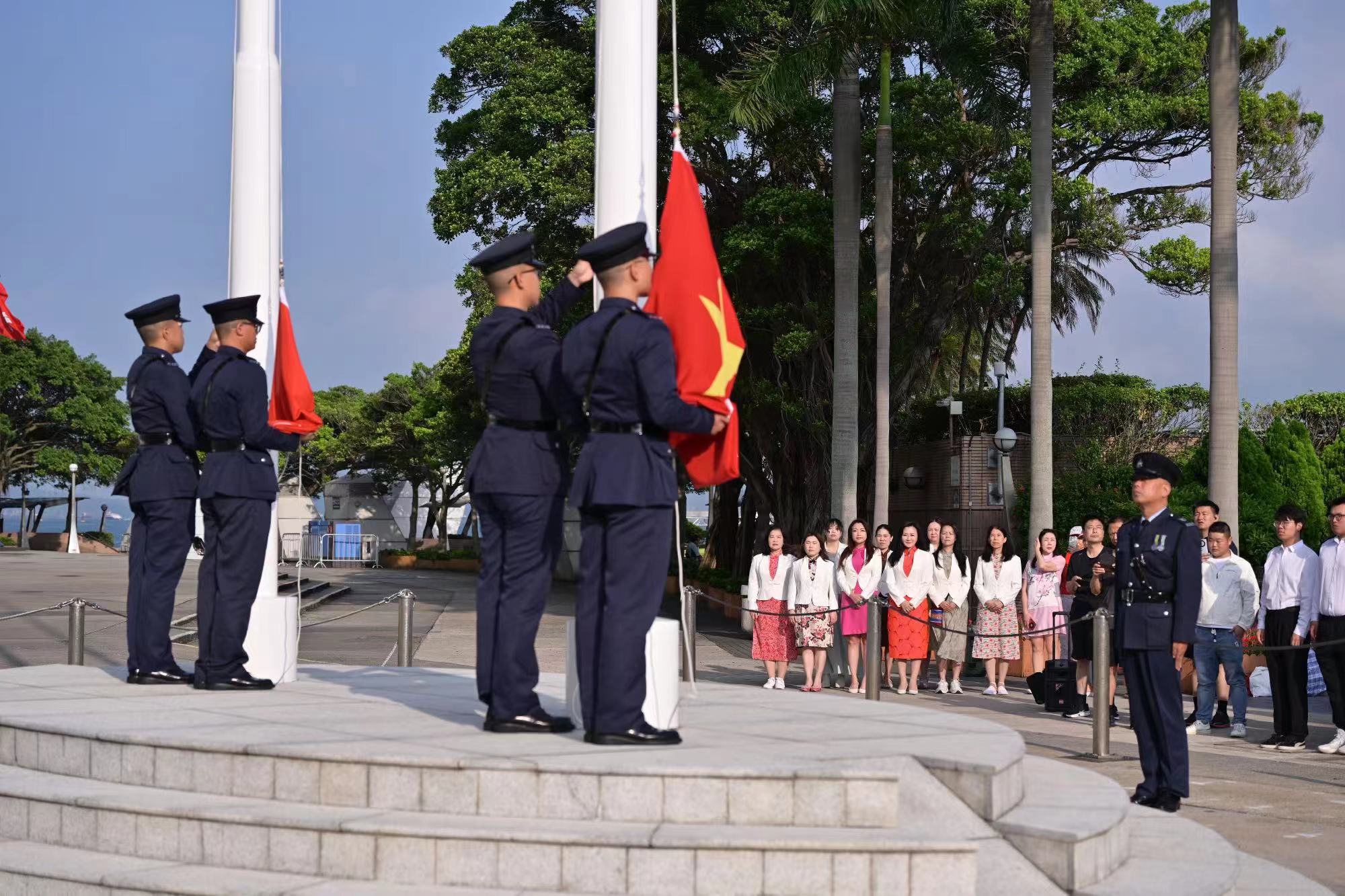 香港島婦女聯(lián)會專程組織一眾姐妹及廣大市民前往金紫荊廣場一同觀看升旗儀式.jpg